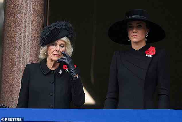 Die Queen Consort (links), Camilla und Prinzessin von Wales, Kate Middleton, stehen auf dem Whitechapel-Balkon, um die Zeremonie zu verfolgen
