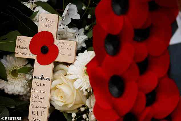 Blumen und Ehrungen in ganz Großbritannien und seinen überseeischen Gebieten würdigten die im Falklandkrieg Verlorenen an seinem 40. Jahrestag