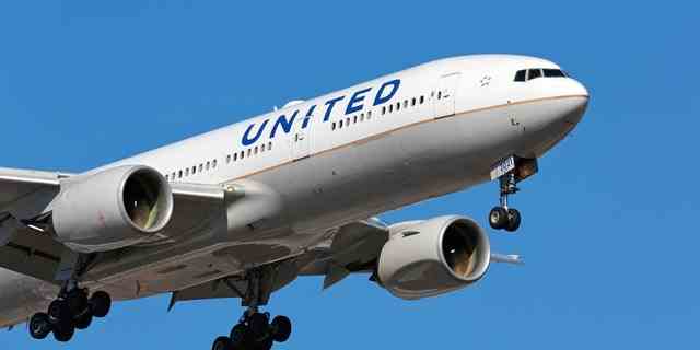 Ein United Airlines Passagierflugzeug - Boeing 777 - Ankunft am Chicago O'Hare International Airport.