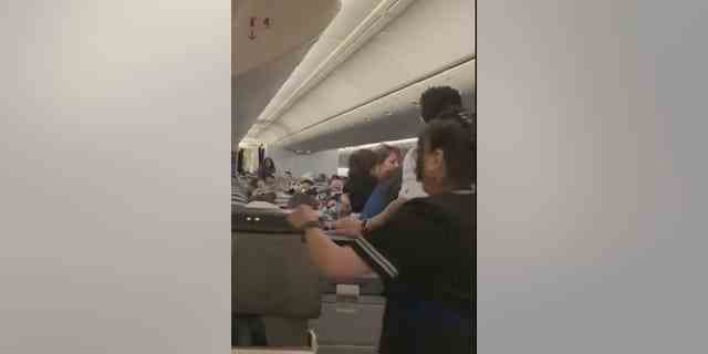 Eine Flugbegleiterin von United Airlines wurde nach einem Vorfall mit einem Kunden im Flugzeug in ein nahe gelegenes Krankenhaus gebracht.