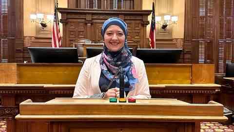 Die gewählte Vertreterin Ruwa Romman im Georgia State Capitol für ihre neue Mitgliederorientierung.