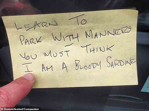 In der Zwischenzeit forderte ein passiver aggressiver Parkschein einen Autofahrer auf, „mit Manieren zu parken“, da seine Mitverkehrsteilnehmer keine „Sardine“ sind.