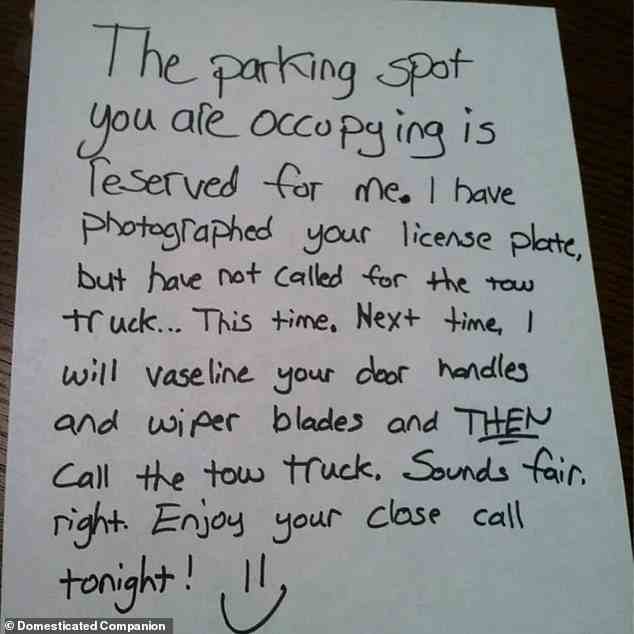 Diese Notiz scheint eine Drohung eines Nachbarn zu sein, der sich wirklich darüber ärgert, dass jemand anderes seinen Platz eingenommen hat