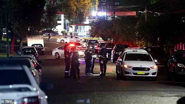 Ein Sprecher der NSW-Polizei sagte, den anwesenden Beamten sei mitgeteilt worden, dass ein Fahrzeug nur wenige Augenblicke nach der öffentlichen Schießerei von der Straße geflohen sei (Bild, Polizei am Tatort am Sonntagabend).