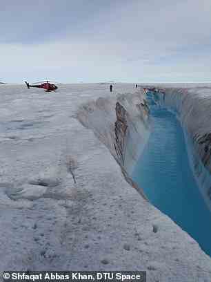 Schmelzwasserfluss auf dem Zachariae-Gletscher im Nordosten Grönlands.