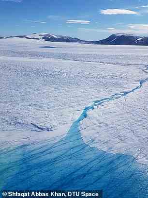 See und Fluss auf dem Zachariae-Gletscher im Nordosten Grönlands.