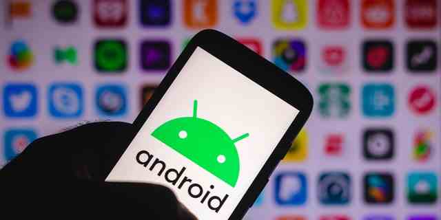 In dieser Abbildung wird ein Android-Logo auf einem Smartphone angezeigt. 