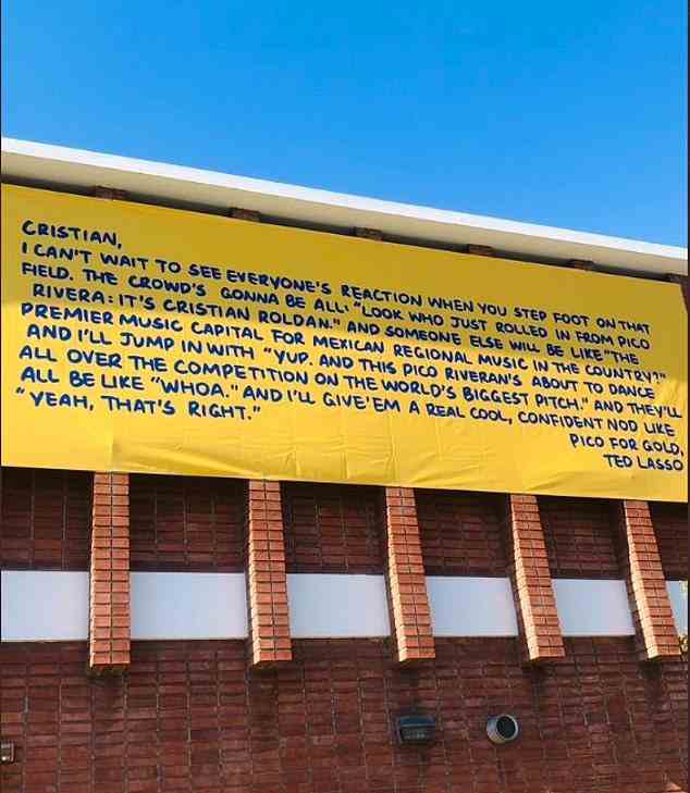 Ein Schild, das dem Mittelfeldspieler Cristian Roldan außerhalb seiner alten High School in Pico Rivera, Kalifornien, gewidmet ist