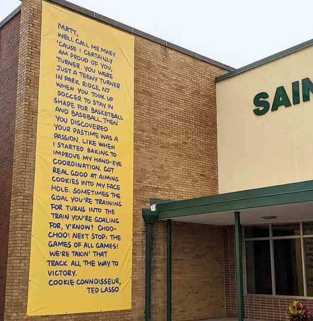 Ein Schild an der Saint Joseph Regional High School in Montvale, NJ, das dem Torhüter Matt Turner gewidmet ist