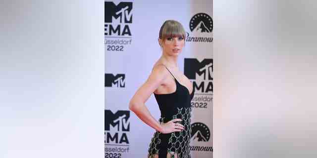 Taylor Swift trug ihre blonden Haare zurückgebunden, als sie über den roten Teppich der MTV EMAs ging.