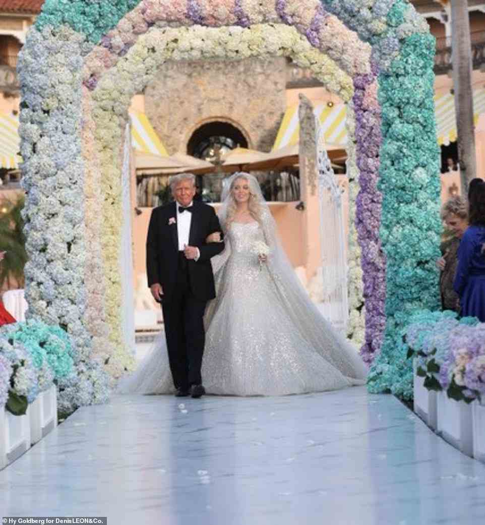 Trump lächelte, als er seine Tochter an ihrem großen Tag zum Altar führte, während Tiffany in ihrem Kleid von Elie Saab strahlend aussah