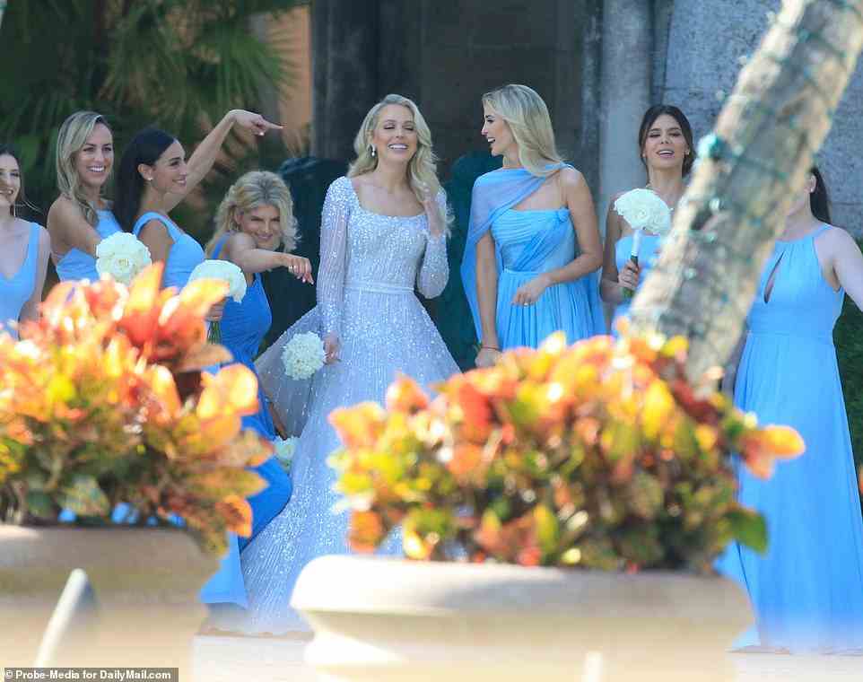 Exklusive Fotos zeigen Tiffany Trump und Mitglieder ihrer Hochzeitsgesellschaft in kornblumenblauen Kleidern für die Zeremonie der Tochter des ehemaligen Präsidenten am Samstag