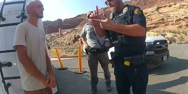 Moab, Utah, Polizist Eric Pratt spricht am 12. August 2021 mit Brian Laundrie.