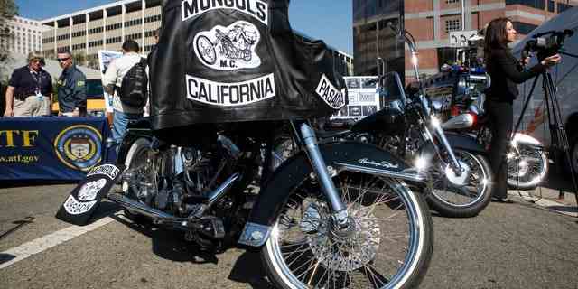 Motorräder, die von der Mongolen-Motorradbande beschlagnahmt wurden, werden während einer Pressekonferenz in Los Angeles ausgestellt.