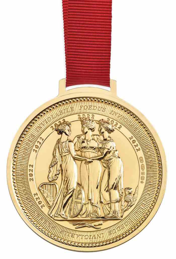 Das Sterlingsilber-Ornament ist mit 18-karätigem Gold überzogen und zeigt das Design der Drei Grazien von William Wyon RA.  (Bild mit freundlicher Genehmigung der Royal Mint.) 