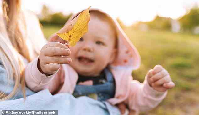 Menschliche Säuglinge im Alter von 10 bis 13 Monaten beginnen mit Gesten wie Zeigen, Geben oder Zeigen auf einen Ältesten (Dateifoto)