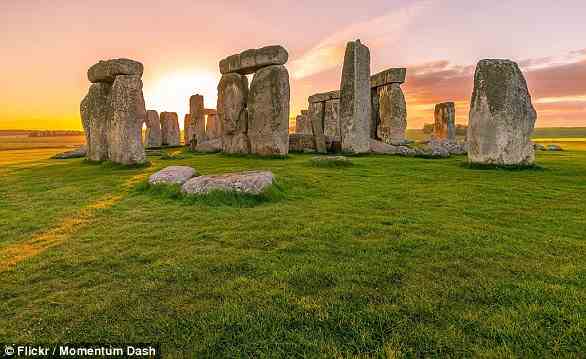 Stonehenge, das berühmteste prähistorische Bauwerk in Europa, möglicherweise der Welt, wurde von neolithischen Menschen erbaut und später während der frühen Bronzezeit erweitert