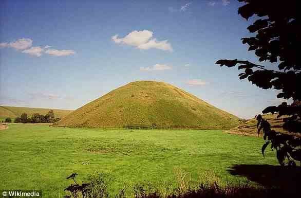 Während der neolithischen Revolution bewegten sich die Menschen in Großbritannien von Gruppen nomadischer Jäger und Sammler zu sesshaften Gemeinschaften.  Einige der frühesten Denkmäler in Großbritannien sind neolithische Bauwerke, darunter Silbury Hill in Wiltshire (im Bild)