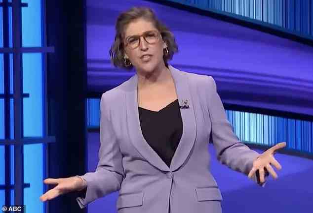 Schauspielerin Mayim Bialik moderiert Celebrity Jeopardy!  Sie moderierte früher regelmäßig Jeopardy!  nach dem Tod von Alex Trebek