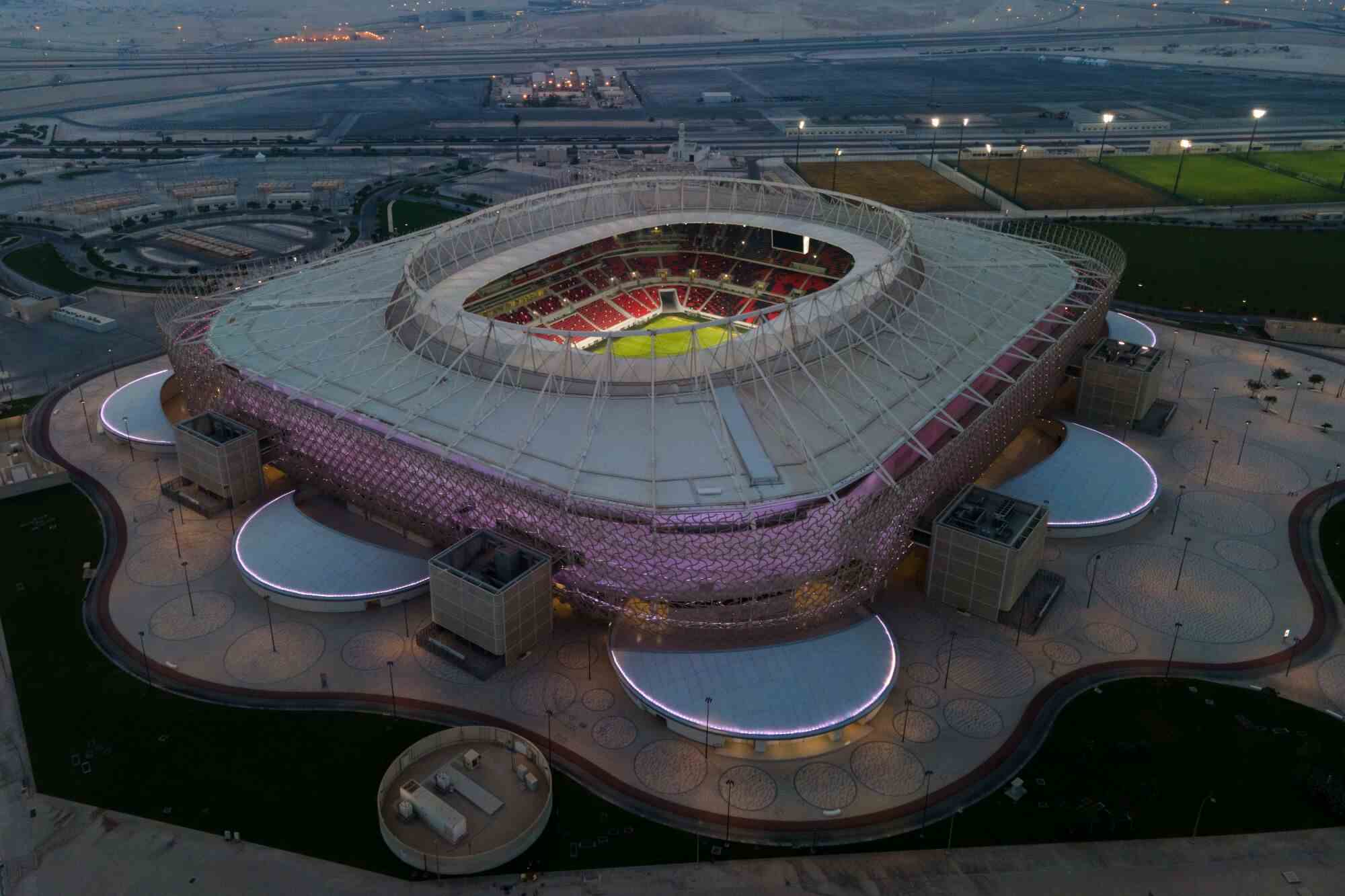 Eine Luftaufnahme des Ahmad-Bin-Ali-Stadions in Umm Al Afaei, Katar.