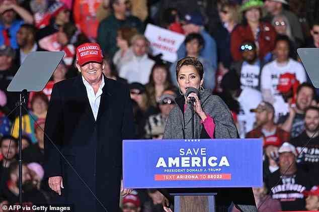 Donald Trump und Kari Lake treten vor ihrer Wahlniederlage bei einer gemeinsamen Wahlkampfveranstaltung in Arizona auf der Bühne auf