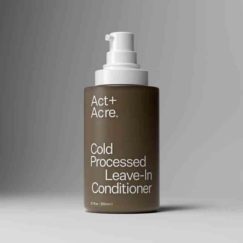 Act + Acre Cold Processed Leave-In Conditioner auf grauem Hintergrund