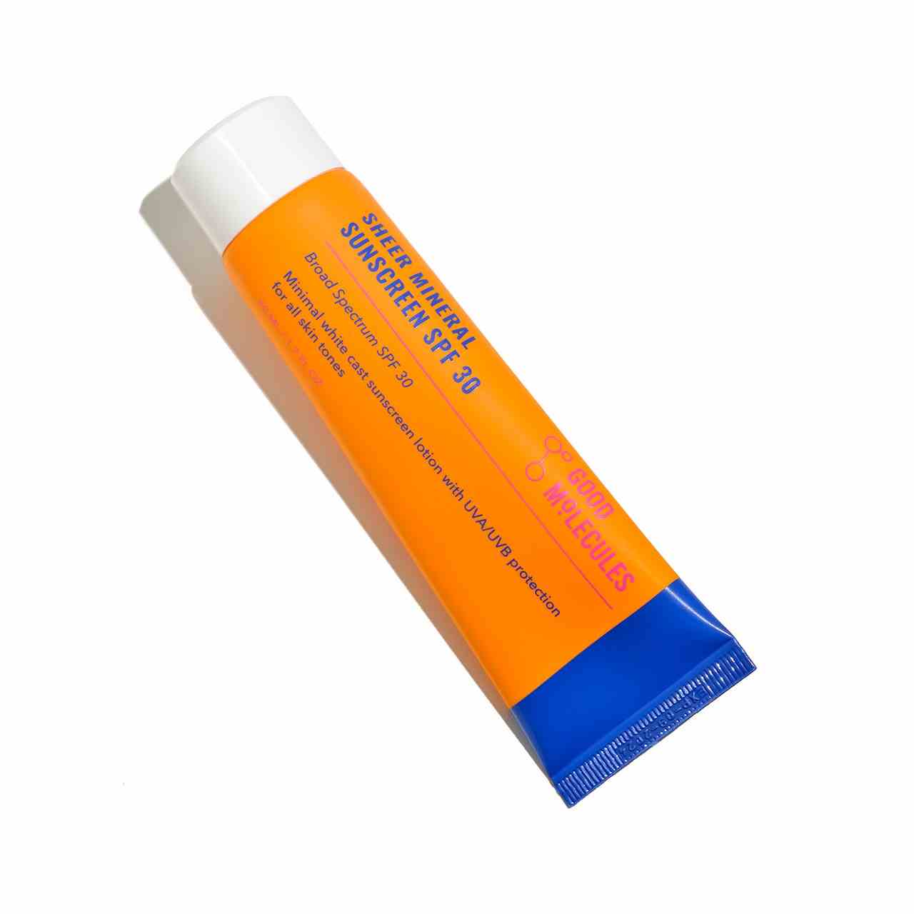 Gute Moleküle Sheer Mineral Sunscreen SPF 30 orange Tube auf weißem Hintergrund