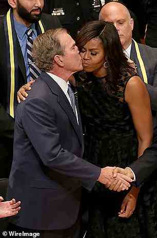 Bush küsst Frau Obama, während er dem ehemaligen Präsidenten Barack Obama im Jahr 2016 die Hand schüttelt