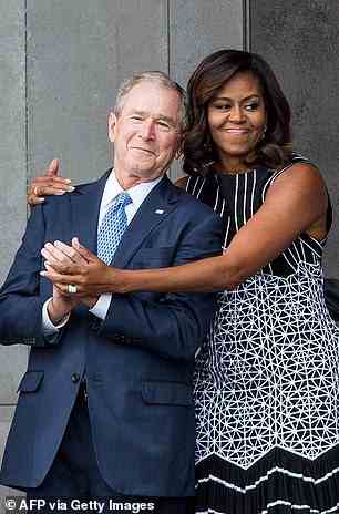 Der frühere US-Präsident George W. Bush wird 2016 von der ehemaligen First Lady Michelle Obama umarmt
