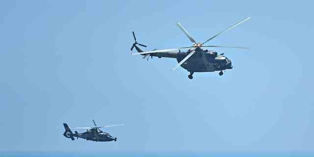 Chinesische Militärhubschrauber fliegen am 4. August 2022 in der Provinz Fujian an der Insel Pingtan vorbei, einem von Festlandchina am nächsten gelegenen Punkt zu Taiwan.