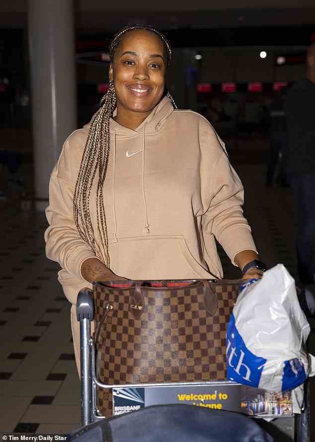 Gepäck: Sie schob ihre Koffer auf einen Trolley und trug eine karierte Handtasche von Louis Vuitton