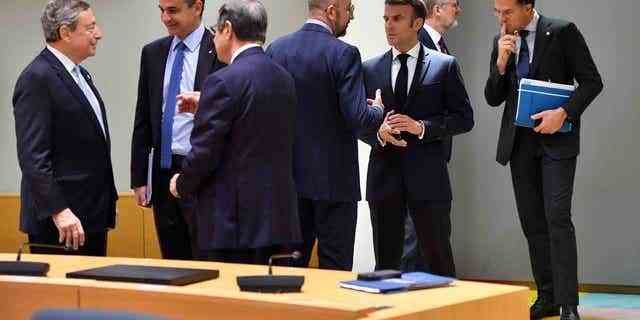 Der Präsident des Europäischen Rates Charles Michel (Mitte links) spricht mit dem französischen Präsidenten Emmanuel Macron (Mitte rechts) während eines Rundtischgesprächs auf einem EU-Gipfel in Brüssel am Freitag, den 21. Oktober 2022. (AP Photo/Geert Vanden Wijngaert)