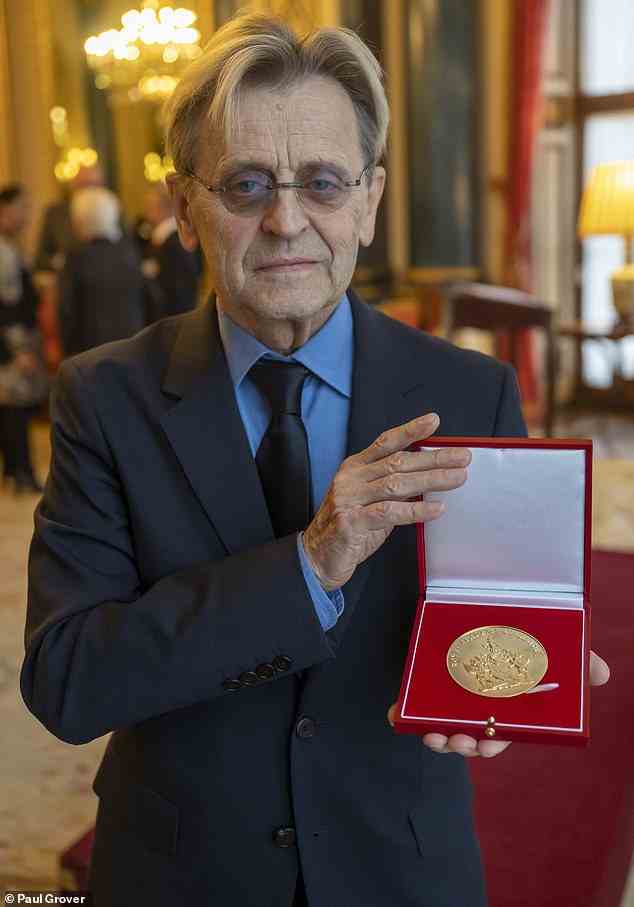 Mikhail – abgebildet mit dem Queen Elizabeth II Coronation Award – sagte, er sei „demütig“ über die immense Ehre