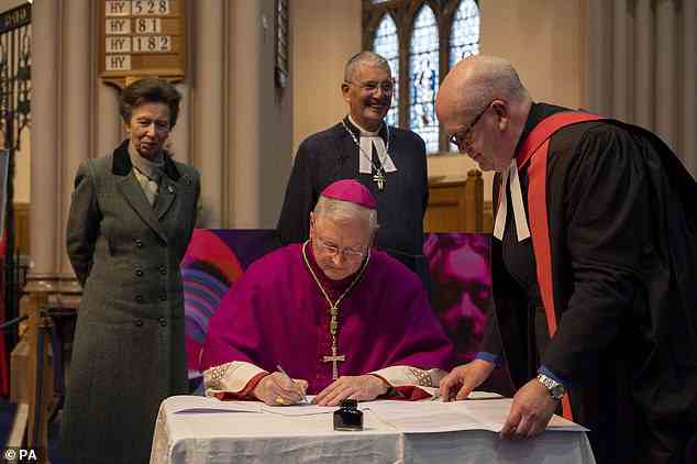 Die Princess Royal unterzeichnete offiziell die St. Margaret's Declaration in der Dunfermline Abbey in Fife zusammen mit Rt. Rev. Dr. Iain Greenshields, Moderator der Generalversammlung, und Hochwürdigsten Leo Cushley, Erzbischof von St. Andrews und Edinburgh