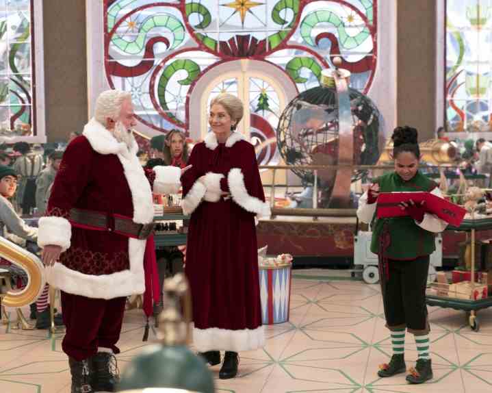 Tim Allen und Elizabeth Mitchell als Santa Claus und Mrs. Claus stehen in einer Szene aus The Santa Clauses in der Spielzeugfabrik.