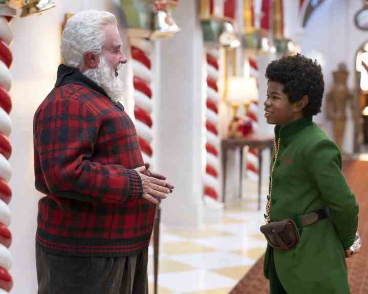 Der Weihnachtsmann spricht mit einem Kind in The Santa Clauses.