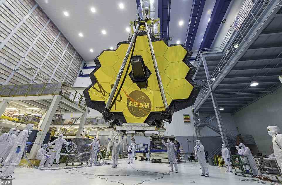 James Webb von der NASA ist das einzige Teleskop, das in der Lage ist, in Infrarotlicht zu sehen, wodurch es nie zuvor gesehene kosmische Merkmale beobachten kann.  Hier ist das Teleskop im Jahr 2017, Jahre bevor es letztes Jahr gestartet wurde