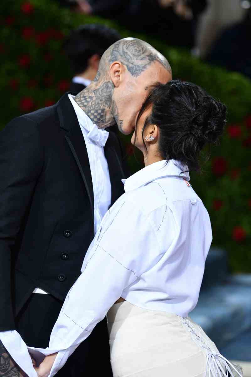 Kourtney Kardashian erklärt, warum sie und Travis Barker sich bei der Met Gala 2022 mit der Zunge küssen mussten: „So leben wir unser Leben“