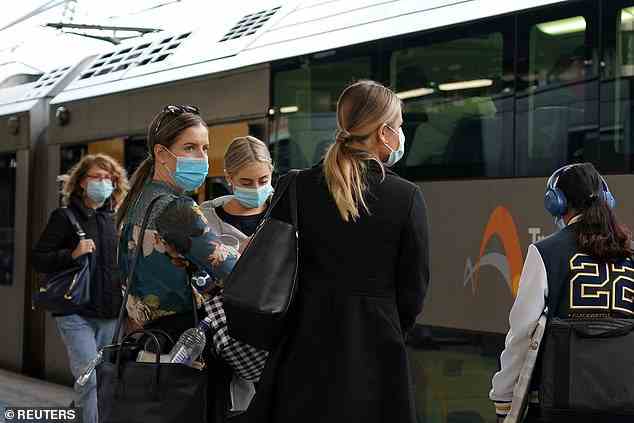 Australien befindet sich erneut inmitten eines massiven Covid-Ausbruchs, und Gesundheitsbehörden haben die Öffentlichkeit aufgefordert, in Innenräumen und in öffentlichen Verkehrsmitteln Gesichtsmasken zu tragen (im Bild Pendler in Sydney).