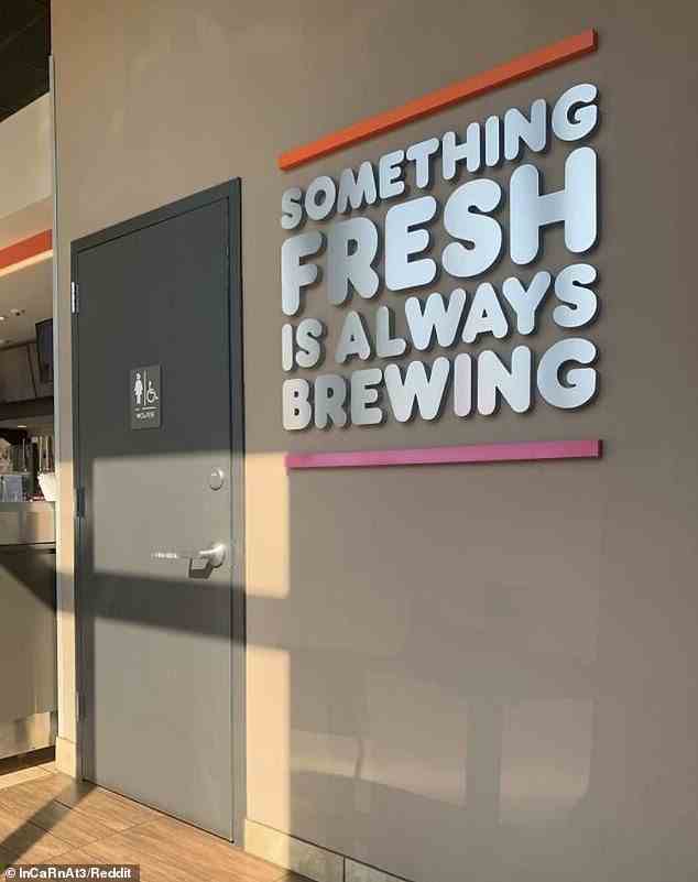 An einer Wand direkt neben den Toiletten dieser US-Kaffeekette war ein Schild mit der Aufschrift „Etwas Frisches braut sich zusammen“ angebracht