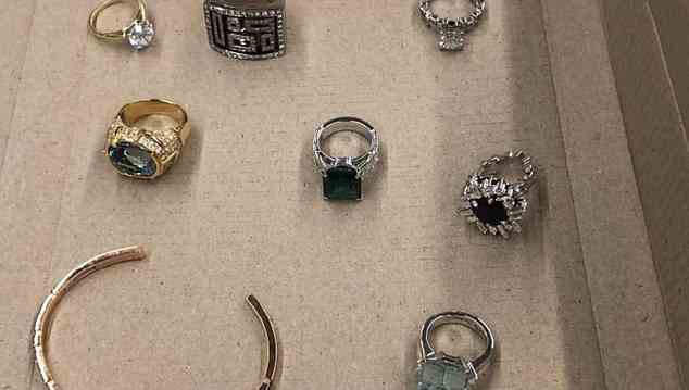 Die Ermittler fanden in ihrem Haus eine erstaunliche Sammlung von Diamant- und Saphirringen (oben).