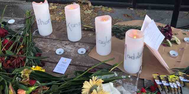 Kerzen und Blumen werden am Dienstag, den 15. November 2022, an einem provisorischen Denkmal zu Ehren von vier ermordeten Studenten der University of Idaho vor dem Mad Greek Restaurant in der Innenstadt von Moskau, Idaho, zurückgelassen. 