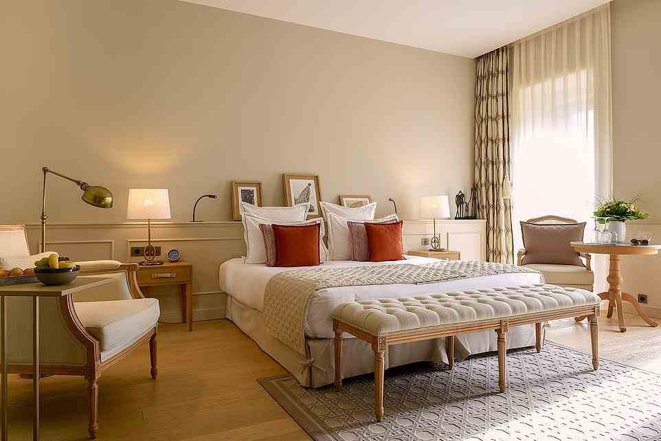 Die Schlafzimmer im Hotel Chais Monnet & Spa haben eine ruhige, skandinavische Atmosphäre, verrät Mark