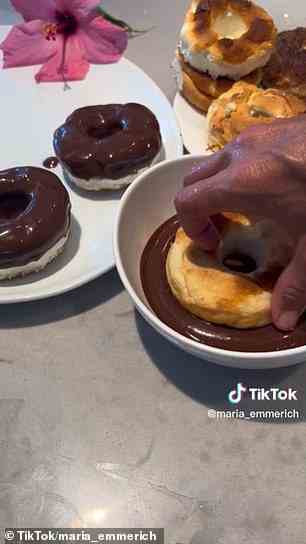 Die Kochbuchautorin krönte die Donuts mit einer Schokoladenglasur, die sie aus Keto-Schokolade herstellte, die mit ungesüßter Mandelmilch gemischt und geschmolzen wurde