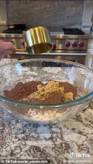 Emmerich mischt Mandelmehl, ungesüßtes Kakaopulver, braunen Zuckerersatz Swerve, aromatisiertes Kollagenpulver, Butter, Eier und ungesüßte Mandelmilch in einer Schüssel, um die Brownie-Mischung herzustellen