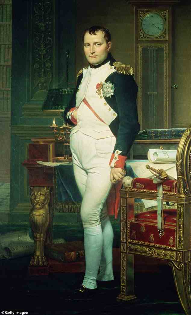 Das amerikanische Magazin The Atlantic sagte, die Unähnlichkeit zwischen Herren- und Damenhemden sei auf den französischen militärischen und politischen Führer Napoleon Bonaparte zurückzuführen.
