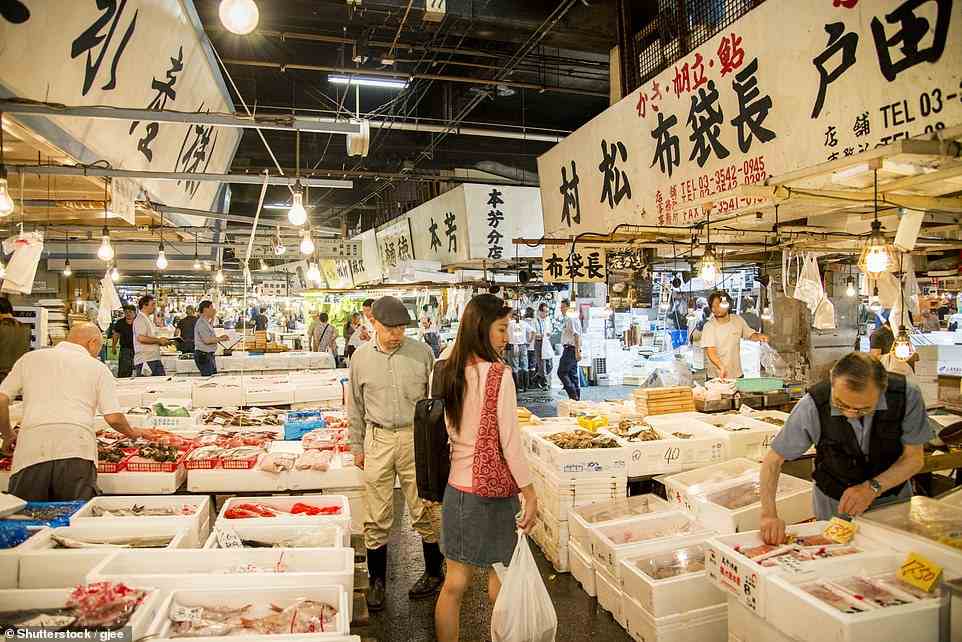 Der Tsukiji-Fischmarkt oben ist ab 4 Uhr morgens geöffnet und nur zehn Minuten mit dem Taxi vom Palace Hotel Tokyo entfernt