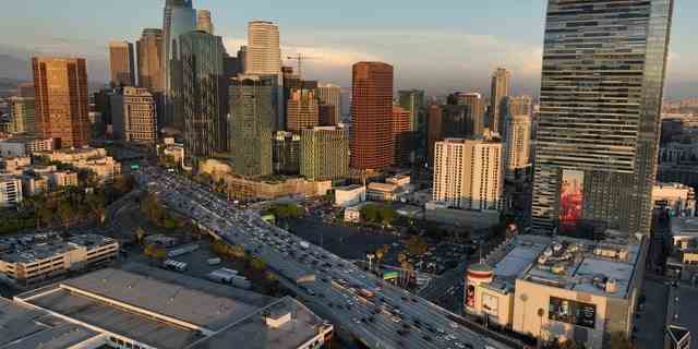 Los Angeles, CA - 28. September: Eine Luftaufnahme der Skyline der Innenstadt von Los Angeles, gesehen vom Pico-Union-Gebiet von Los Angeles in der Abenddämmerung in Los Angeles, Mittwoch, 28. September 2022. 