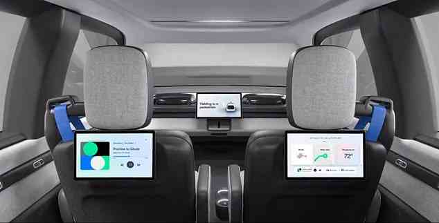 Im Inneren gibt es drei Touchscreens, auf denen die Passagiere Musik abspielen oder ein Ziel auswählen können, und genug Platz für fünf Personen