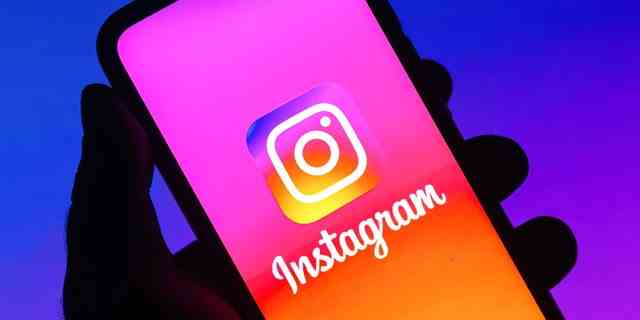 In dieser Abbildung wird das Instagram-Logo auf einem Smartphone angezeigt. 
